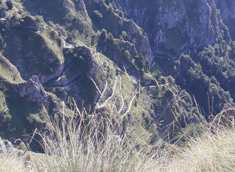 Vista sul CAI 153 dal sentiero delle Meatte