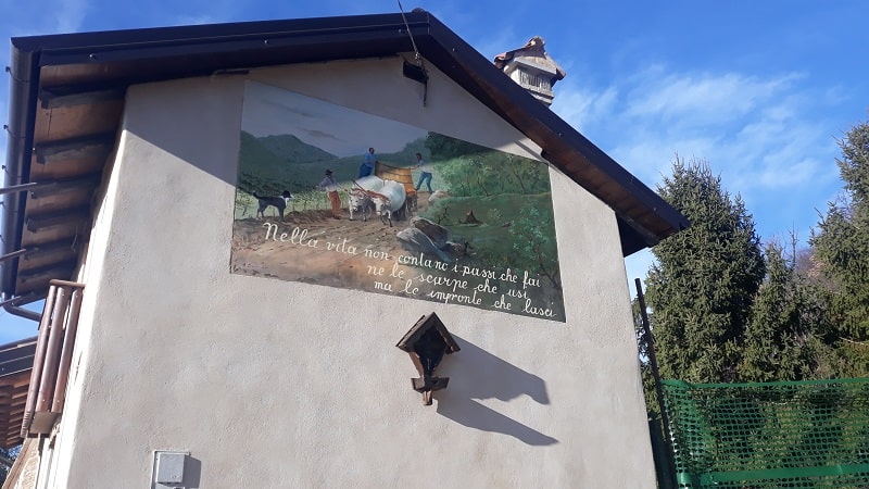 Casa con scritta