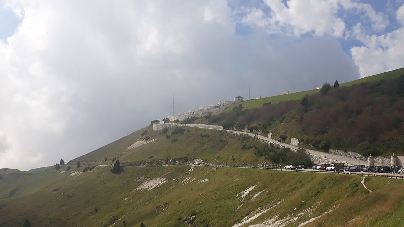 Il sacrario a poca distanza dal rifugio e dal parcheggio.