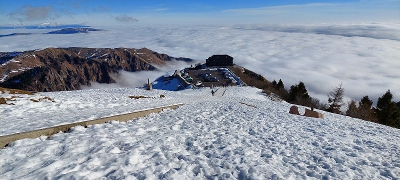 Il rifugio Bassano dalla scalinata che sale al sacrario.