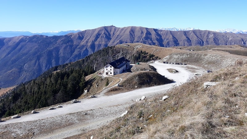 Il rifugio Città di Vittorio Veneto visto dal monte Pizzoc, un novembre. In lontananza il Col Visentin.