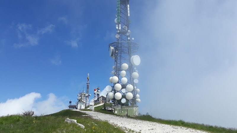 I ripetitori, che rendono il luogo del rifugio ben visibile anche da lontano.