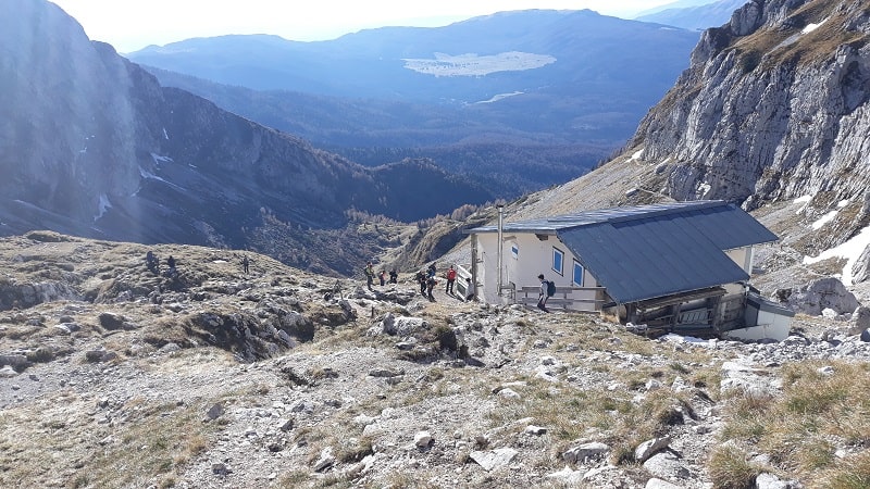 In lontananza: la piana del Cansiglio.