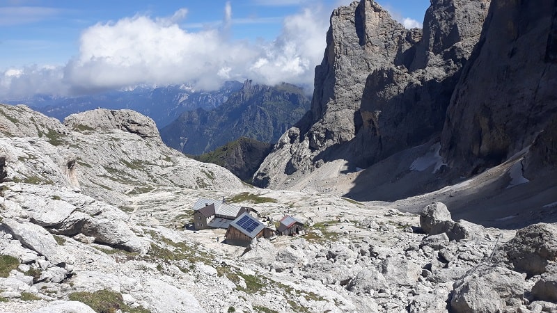 Il rifugio visto da sud, dal Passo Mulaz.